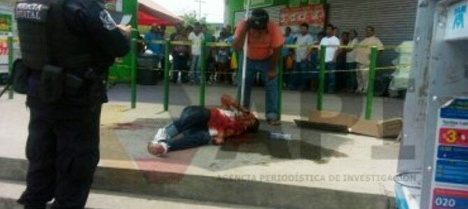 Balean a un joven en las afueras de “Bodega Aurrera” de Iguala